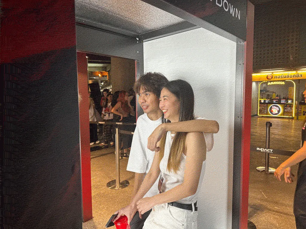 คู่รักถ่ายภาพกับบูธ GoCloud