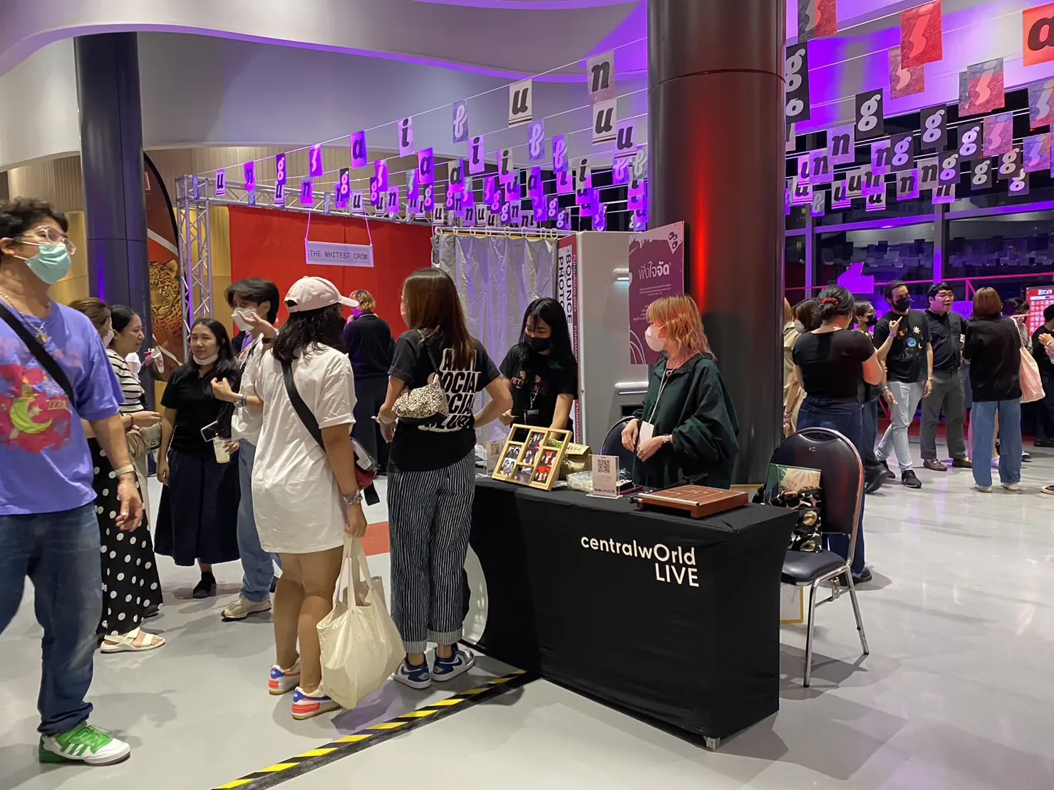 บรรยากาศผู้ร่วมงานเข้าคิวถ่ายภาพ